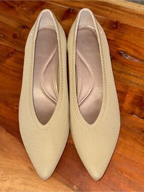 VIVAIA Scarlett Pointed Toe Kitten Heels Tan Almond Nude Pump Size 41/10.5 NWOT